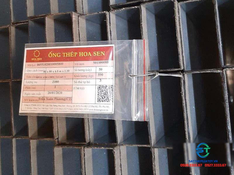 Cách kiểm tra tem nhãn đầu bó và dòng chữ in phun điện tử trên thân ống thép mạ kẽm nhúng nóng hoa sen chính hãng.